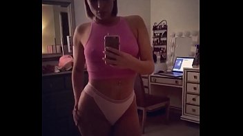 CAMSTER - Sexy Latina Camgirl mostra uma bela bunda de calcinha branca