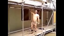 operaio edile si spoglia nuda