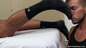 O pedaço com tinta Michael Roman cobre os pés macios com esperma