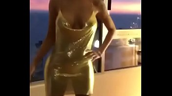 Sexy junges Mädchen zeigt ihr sexy goldenes Kleid
