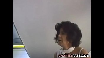 La nonna pelosa prende il giovane Dick