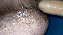 Hairy ass dildo | Jugando con el consolador en la bañera