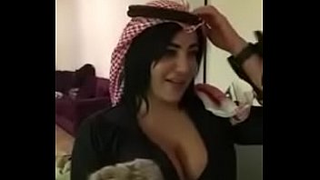 garota árabe sexy veja como ela vai tirar a roupa