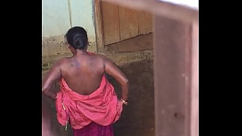 Desi Village geile bhabhi nackte Badeshow von versteckter Kamera gefangen