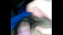 Jeune garçon se masturbe dans sa chambre