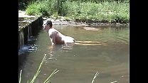 Saltare una pietra in un fiume