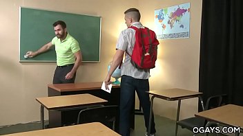 Волосатая учительница трахает своего ученика-гея