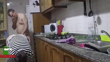Sta preparando la cena ma ora vuole fare sesso ADR0380