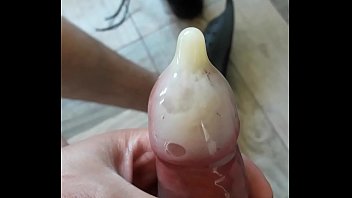 Sperme dans le préservatif