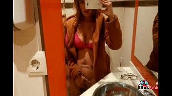 Blonde chaude dans les toilettes publiques à la recherche de sexe