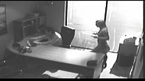 Секретарша трахает своего коллегу перед скрытой камерой
