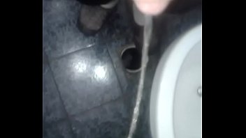 minha primeira urina no chão