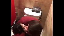 Женщин трахают в ванной, часть 1