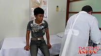 Jovem asiático barebacked durante consulta médica