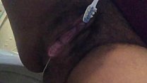 Klitoris mit Zahnbürste einmassieren