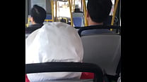 thanh niên quay tay trên xe bus.MOV