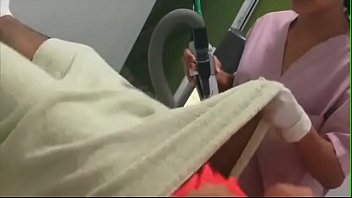 Laser-Haarentfernung durch indische Krankenschwester