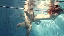 Teen Mia e petra hot lesbiche nuotano nude per te. Incredibilmente belle ragazze nude sotto l'acqua! Ti piacciono i nudisti?