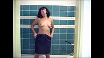 Belle fille brune russe pisser dans la douche