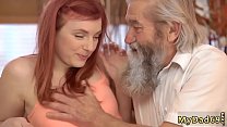 Старик и молодая девушка с большим членом и юная блондинка трахают парня в анал xxx Sex
