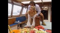 Sexy Blondine an Bord eines Bootes geschraubt