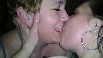 Masturbação POV pela minha amiga adorável esposa enquanto eles se beijam. Línguas e óleo
