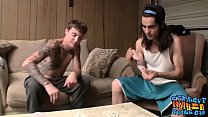 Hombres heterosexuales tatuados tirando duro después de strip poker