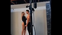 Sessão de fotos de modelo gostosa com namorado sexy