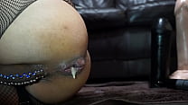 Глубокая анальная мастурбация с Доком Джонсоном The Naturals 12 дюймовым членом с яйцами