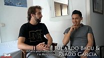 Ricardo chupa inmediatamente la polla sin cortar de Renzo