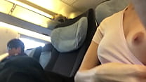 Amatrice zeigt uns diskret ihre Brust im Zug