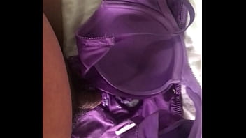 Aufgenommen auf einer ganzen Reihe von original lila Unterwäsche, Spitze transparent und sexy