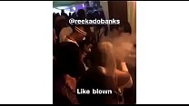 Wizkid und Tiwa Savage küssen sich auf der Bühne