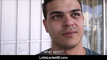 Dritto giovane spagnolo latino Jock intervistato da un ragazzo gay in strada ha sesso con lui per soldi POV