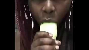 Banane Deepthroat jeune fille dans le préservatif