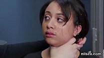 Chica traviesa es llevada en un asilo anal para un tratamiento doloroso