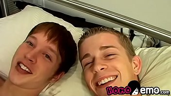Zwei süße schwule Emo-Jungs haben Hardcore-Analsex, bis sie abspritzen