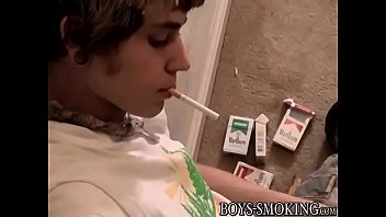 Fumando charuto, twink masturbando um pau peludo e sacudindo na bandeja