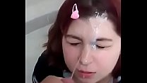 Colorato con una faccia piena di latte in un bagno pubblico