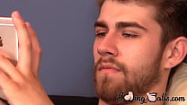 Gay jock Andrew juega en el teléfono en una sesión de masturbación en solitario