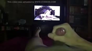 une branlette regarde du porno