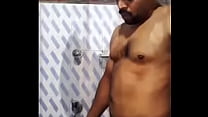 Тамильский мужик мастурбирует в душе