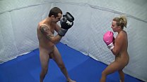 Dre Hazel derrota a un chico en un combate competitivo de boxeo desnudo