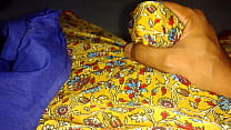 Sborrata in sari e camicetta di raso della cameriera