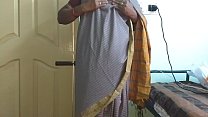 desi indio tamil telugu kannada malayalam hindi esposa infiel cachonda vanitha vistiendo sari de color gris mostrando grandes tetas y coño afeitado presionar tetas duras presionar nip frotar coño masturbación