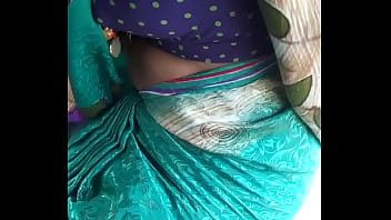 heiße Tante aus Telugu zeigt Titten im Auto