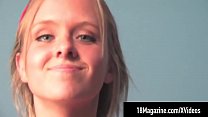Procace Blonde Innocente Teen Brittany Strip prende in giro in webcam!
