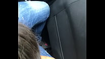 Novia turca chupando en el coche