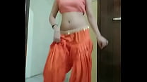 Indienne Nidhi faisant la danse du ventre à la maison