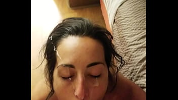 Slut girlfriend takes huge facial